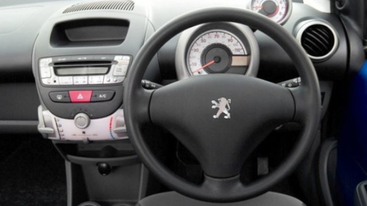 peugeot 107 steering wheel and dashboard