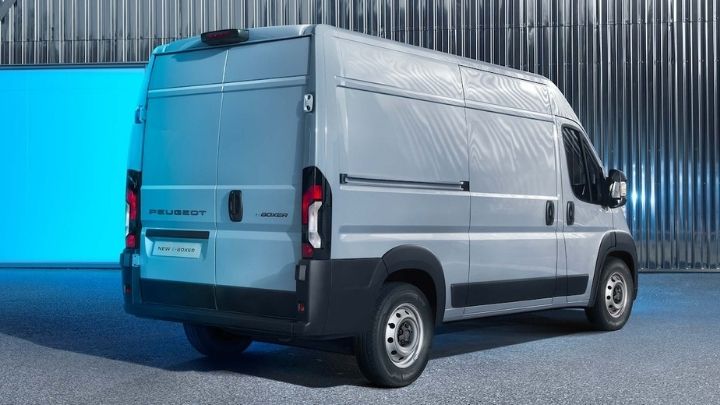 Rear end of a Peugeot E-Boxer parked in front of a metal wall