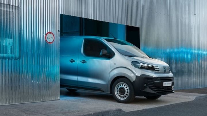 Peugeot e-Expert pulling out of a garage