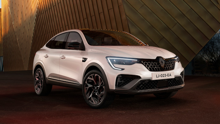 White Renault Arkana 2023