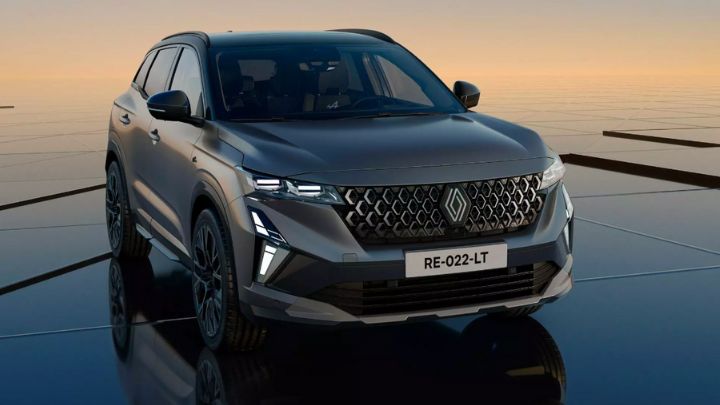 New Renault Austral Full Hybrid E-Tech parked on a dark floor with the rising sun in the background