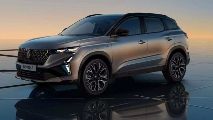 New Renault Austral Full Hybrid E-Tech parked on a dark floor with the rising sun in the background