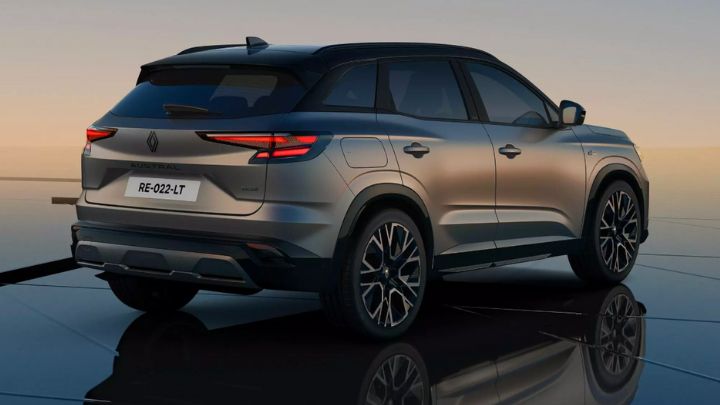 New Renault Austral Full Hybrid E-Tech parked on a dark floor with the rising sun in the background