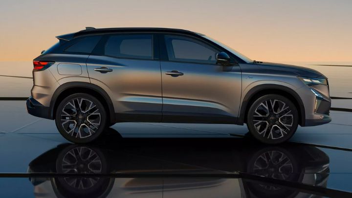 New Renault Austral Full Hybrid E-Tech parked on a dark floor with the rising sun in the background