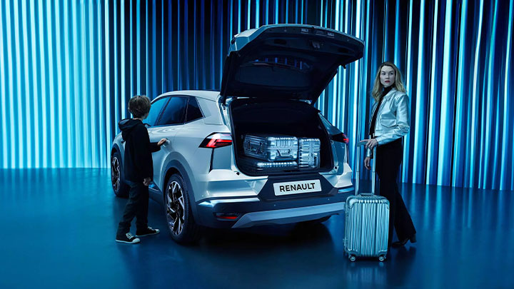 Studio shot of a woman and her child loading up the boot on a Renault Symbioz