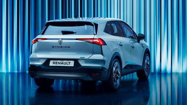 Rear quarter shot of a grey Renault Symbioz parked in front of a blue studio background