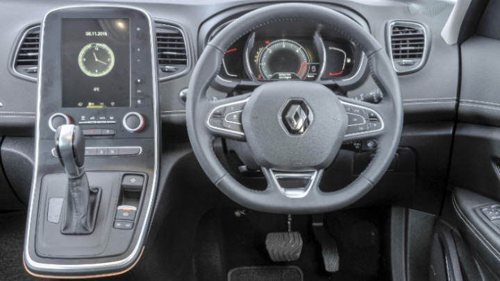 Renault Grand Scenic Driving