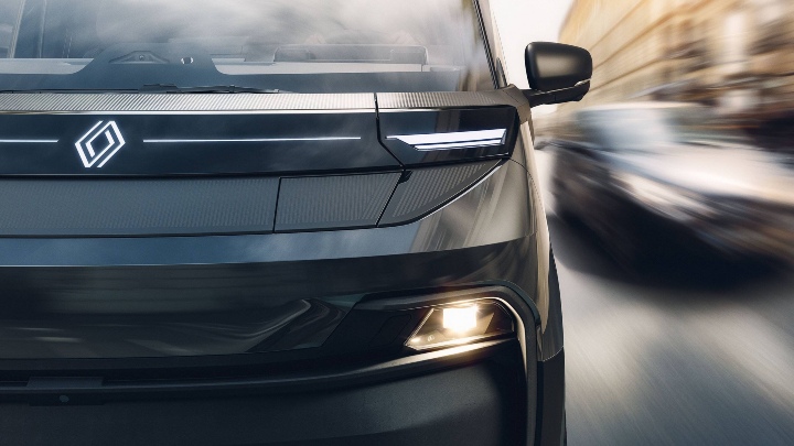 Close‑up of the Renault Trafic Van E‑Tech front lighting and grille while driving