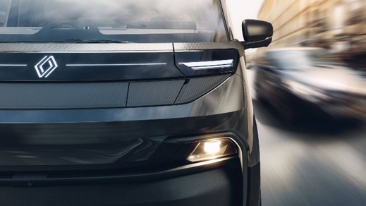 Close‑up of the Renault Trafic Van E‑Tech front lighting and grille while driving