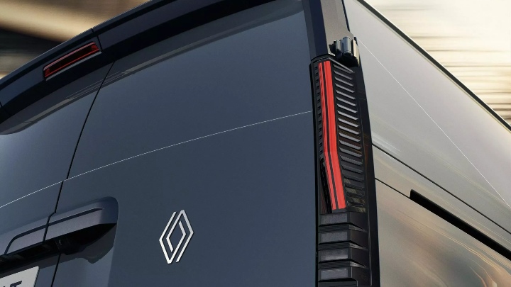 Close‑up of the Renault Trafic Van E‑Tech rear light and branding detail