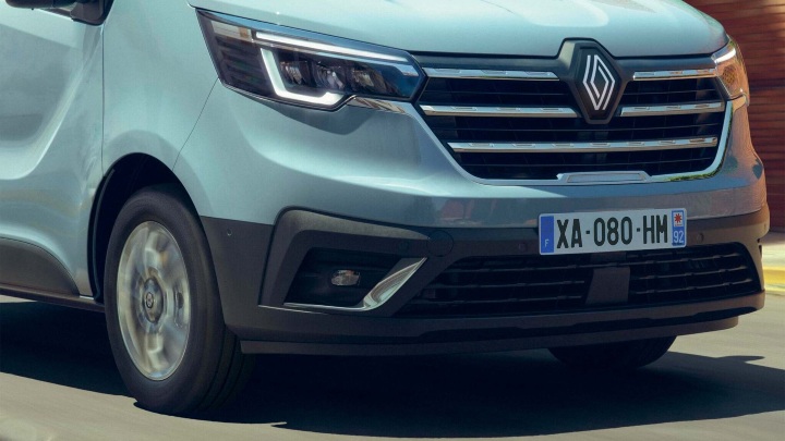 Close‑up of the Renault Trafic front grille and headlights while driving