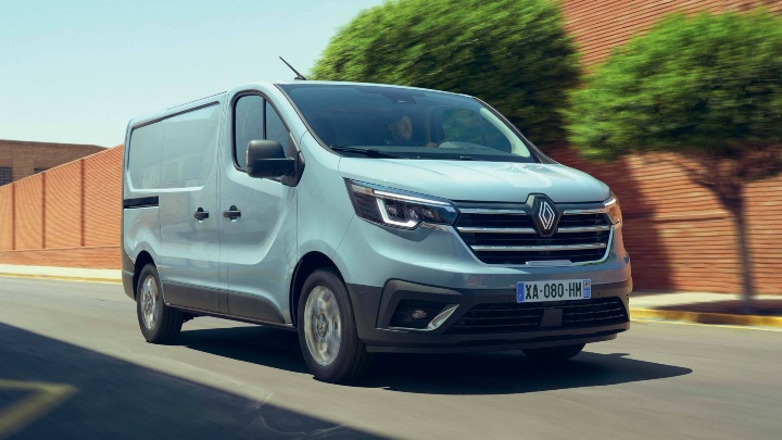 Renault Trafic van driving through an urban environment from a front three‑quarter angle