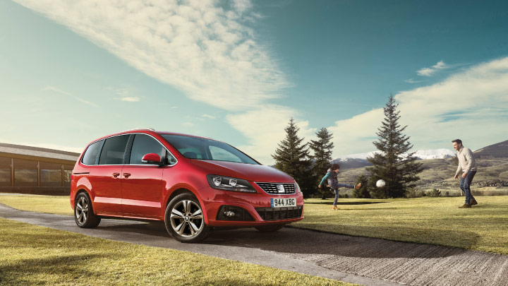 SEAT Alhambra in red
