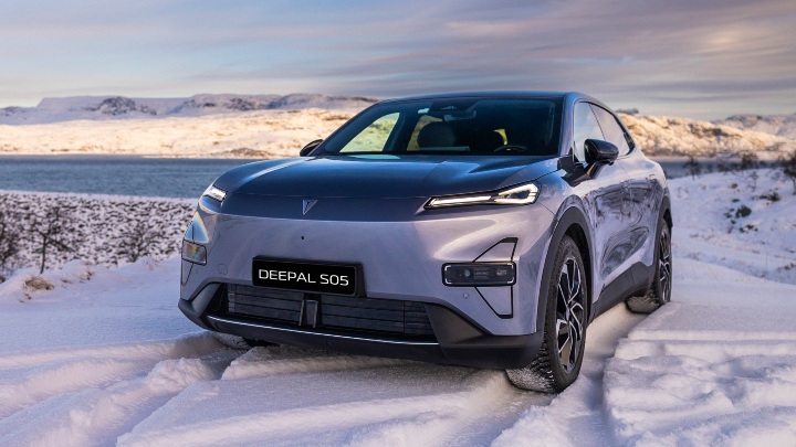 Grey Changan Deepal S05 front right close up snowy background