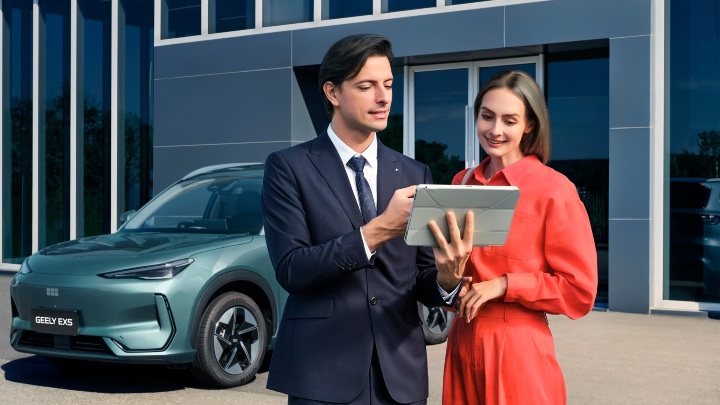Geely EX5 With Sales Associate and Customer