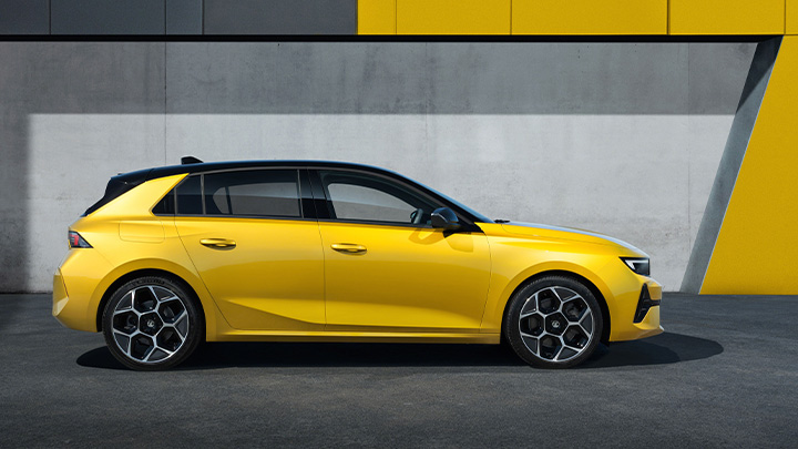 Yellow Vauxhall Astra, side profile